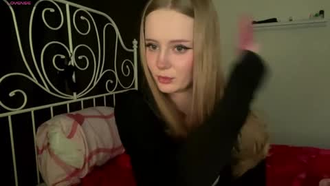 mia_wellis online show from April 2026 07:44:01 PM