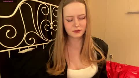 Snapshot of mia_wellis chatting on April 2026 07:12:01 PM mia_wellis online show from April 2026 07:12:01 PM