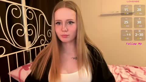 Snapshot of mia_wellis chatting on May 2026 11:44:02 PM mia_wellis online show from May 2026 11:44:02 PM