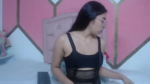 Mia online show from October 2025 11:18:01 AM