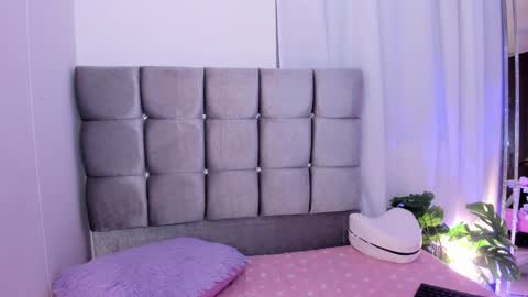 mia  nicolle online show from February 2026 03:48:01 AM