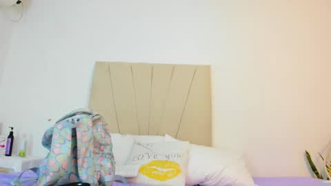 Mia  online show from October 2025 12:03:01 PM