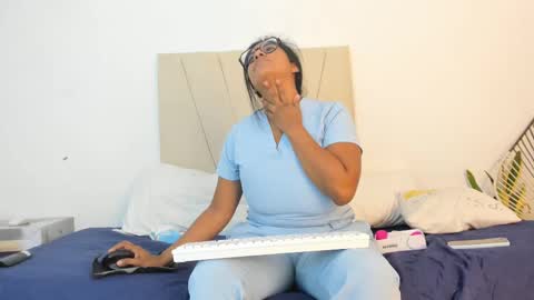 Mia  online show from October 2025 12:13:02 PM