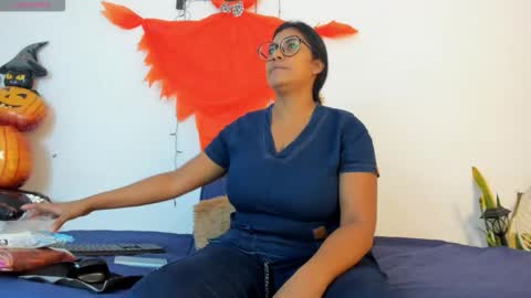 Mia  online show from October 2025 12:16:01 PM