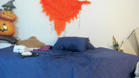 Mia  online show from October 2025 12:01:02 PM