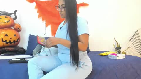 Mia  online show from October 2025 12:31:01 PM