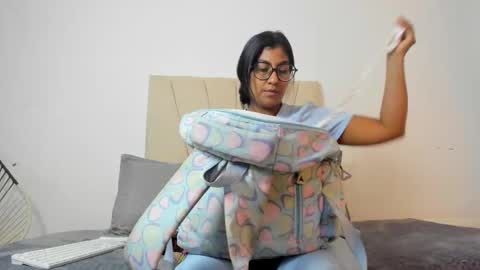 Mia  online show from November 2025 12:37:02 PM