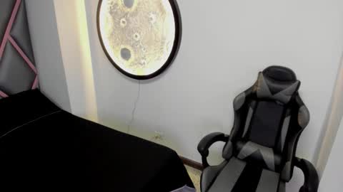 Mia online show from October 2025 11:39:01 AM