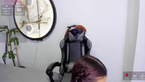 Mia online show from October 2025 12:03:01 PM