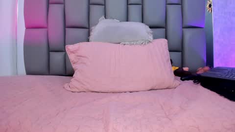 Mia online show from January 2025 12:02:02 PM