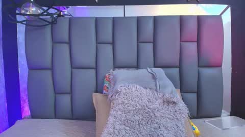 Mia online show from September 2025 12:07:01 PM