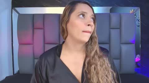 Mia online show from September 2025 12:09:01 PM