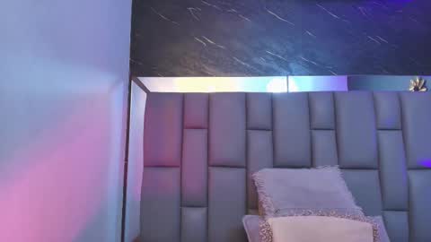 Mia online show from October 2025 12:02:02 PM