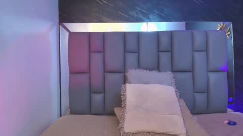 Mia online show from October 2025 12:03:01 PM