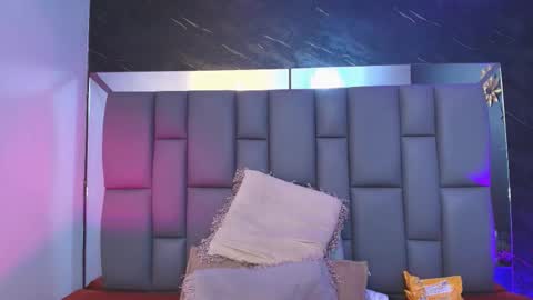 Mia online show from October 2025 12:06:01 PM