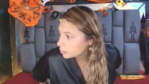 Mia online show from October 2025 12:06:02 PM