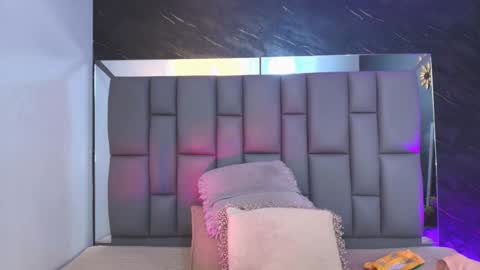 Mia online show from November 2025 12:04:01 PM