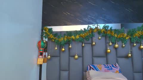 Mia online show from December 2025 12:10:01 PM