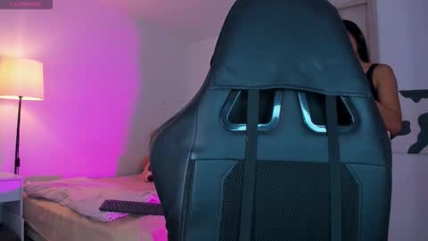 Mia online show from October 2025 08:05:02 PM