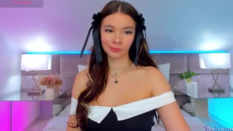 Mia online show from October 2025 07:36:02 PM