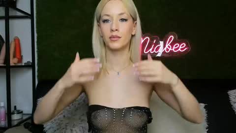 MiaBeeX online show from May 2026 01:30:02 PM
