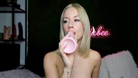 MiaBeeX online show from June 2026 03:47:01 PM