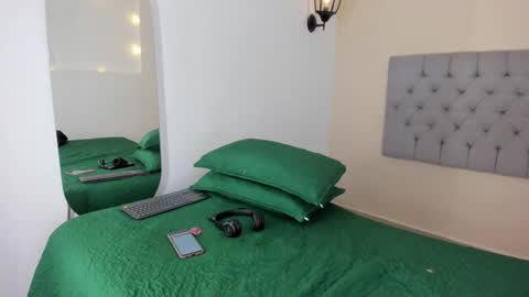 Snapshot of miabloom__ chatting on November 2025 11:11:01 AM online show from November 2025 11:11:01 AM