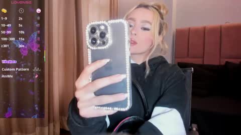 Snapshot of miacarperrlux chatting on April 2026 09:19:01 PM MiaCarper online show from April 2026 09:19:01 PM