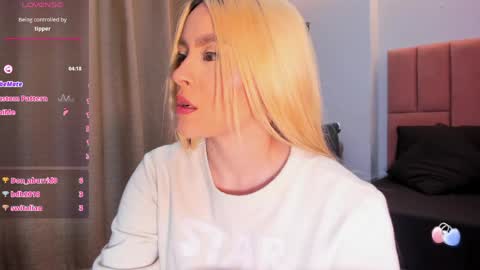 Snapshot of miacarperrlux chatting on April 2026 02:04:02 AM MiaCarper online show from April 2026 02:04:02 AM