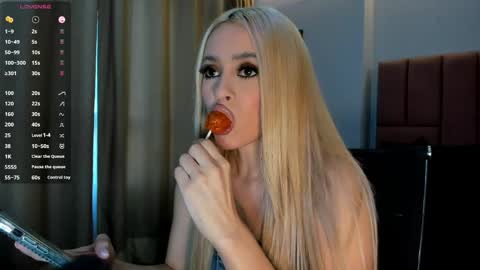 Snapshot of miacarperrlux chatting on May 2026 10:15:01 PM MiaCarper online show from May 2026 10:15:01 PM