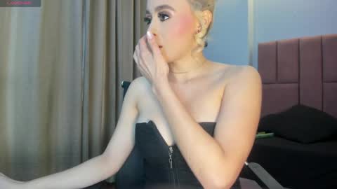 Snapshot of miacarperrlux chatting on May 2026 09:45:01 PM MiaCarper online show from May 2026 09:45:01 PM