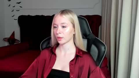 Mia online show from October 2025 06:45:02 PM