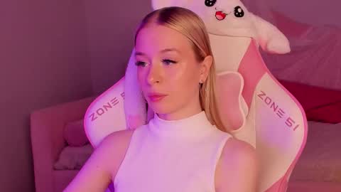 Mia online show from November 2025 05:21:01 AM