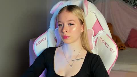 Mia online show from December 2025 06:24:02 PM