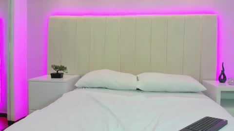 Snapshot of miah_skinny chatting on October 2025 04:00:02 AM Mia online show from October 2025 04:00:02 AM