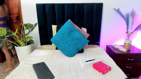 miahertz online show from October 2025 05:01:01 PM