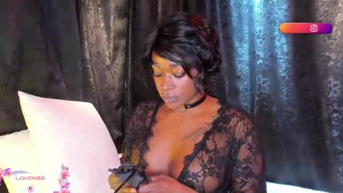 Snapshot of miaknox chatting on October 2025 12:00:01 AM Mia online show from October 2025 12:00:01 AM