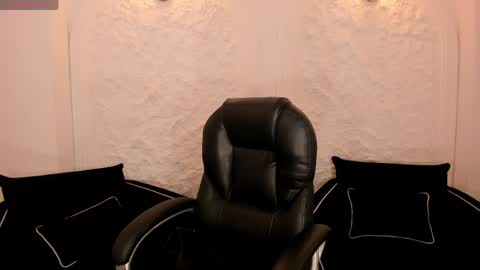Call me Mia  online show from April 2026 10:05:01 PM