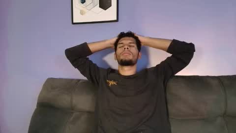 Mia online show from October 2025 07:05:02 PM