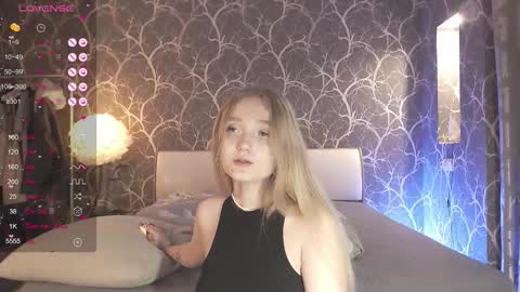 Mia online show from October 2025 05:24:02 PM