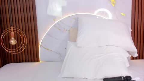 Mia  online show from April 2026 04:39:01 AM