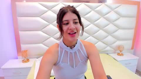 Snapshot of miaqueen021 chatting on February 2025 01:13:02 PM Sweetie Mia online show from February 2025 01:13:02 PM