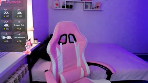 Mia  online show from October 2025 07:02:01 PM