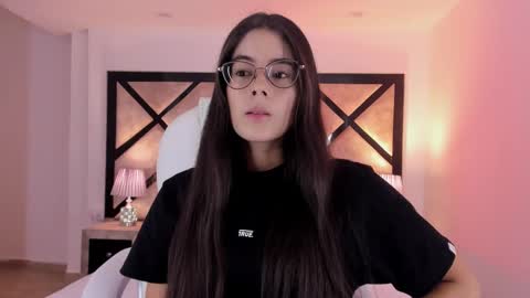 Mia online show from March 2025 12:04:01 AM