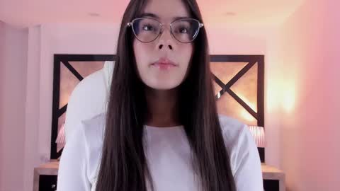 Mia online show from March 2025 08:43:02 PM