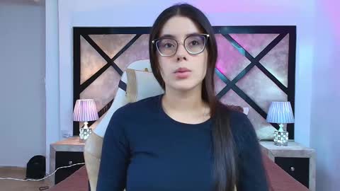 Mia online show from October 2025 07:11:02 PM