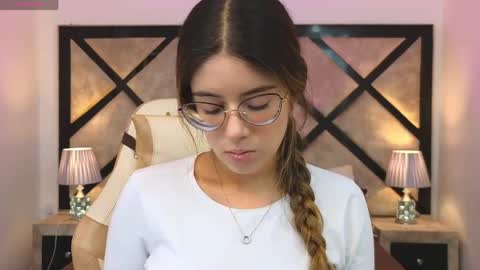 Mia online show from May 2026 07:19:02 PM