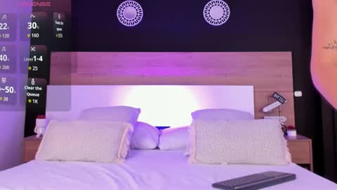 Mia online show from October 2025 01:17:02 PM