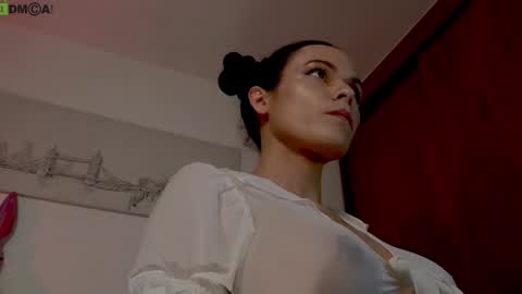 Mia online show from October 2025 01:54:01 PM