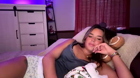 Mia online show from November 2025 09:27:01 PM